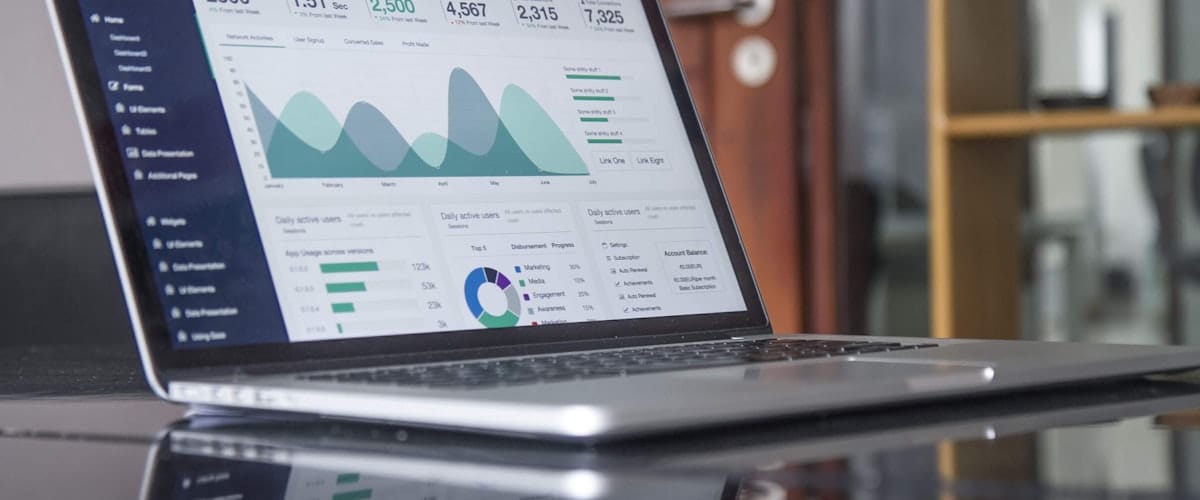 Laptop z otwartą analityką SEO — wykresy ruchu organicznego i widoczności w Google Search Console