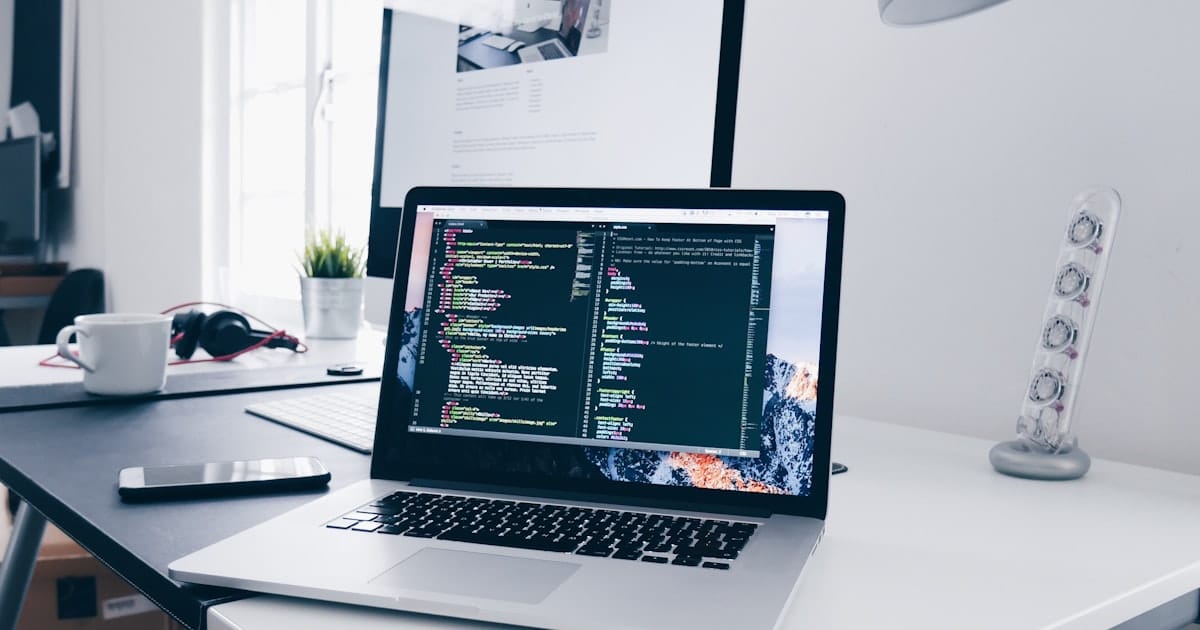 Laptop z kodem JSON-LD na ekranie — wdrożenie schema markup dla lokalnej firmy