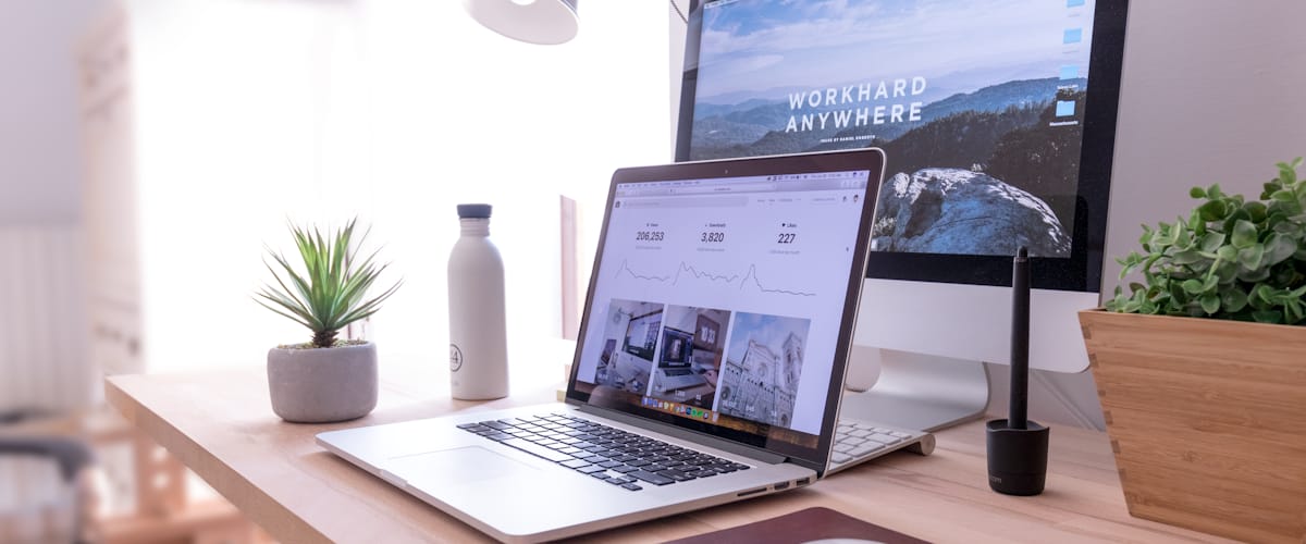 MacBook na biurku — codzienna praca z panelem zarządzania stroną internetową