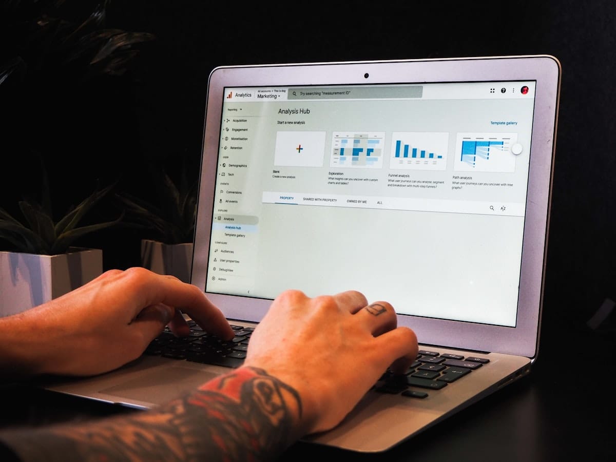 Specjalista SEO analizuje dane o ruchu organicznym strony w narzędziu analitycznym na laptopie