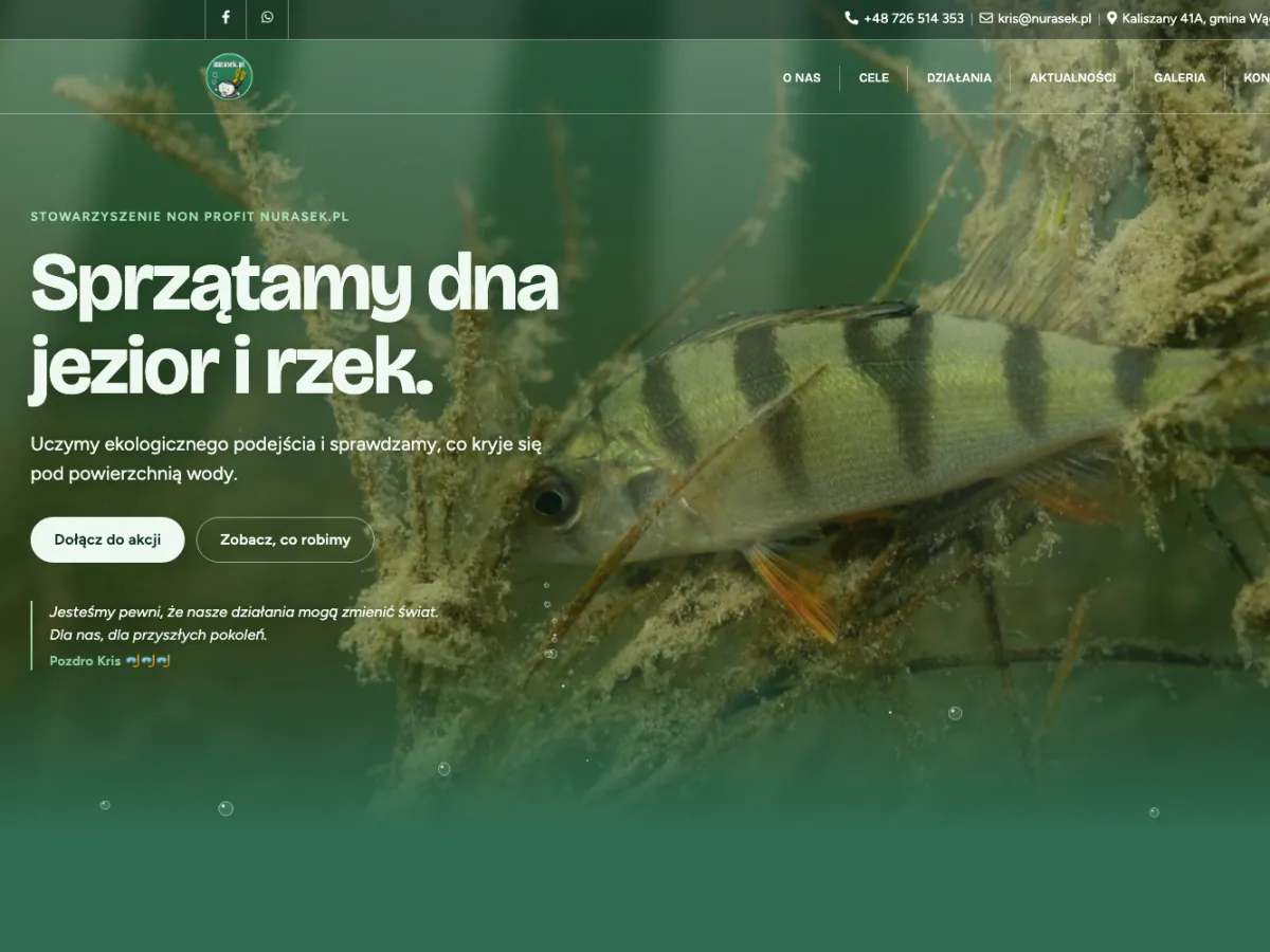 Strona stowarzyszenia nurków Nurasek.pl z Kaliszan koło Wągrowca – baner z okoniem pod wodą i hasłem Sprzątamy dna jezior i rzek